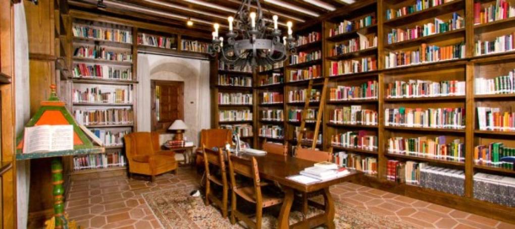 LIBRARY VS. LIBRERÍA<br/>La palabra que en español significa 'tienda donde venden libros', en inglés significa 'biblioteca'. Cerca, pero no es lo mismo.