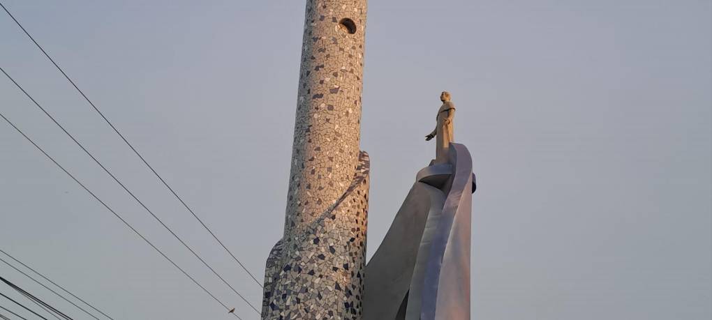 El obelisco cuenta con dos arcos elípticos a mediana altura, que simbólicamente abrazan el monumento como protección, allí se encuentra la estatua del padre Manuel de Jesús Subirana, un misionero español que pasó por La Ceiba en 1859, visita históricamente importante para construir este símbolo religioso. 