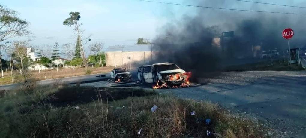 Decenas de vehículos quedaron atrapados en el enfrentamiento entre los grupos criminales.