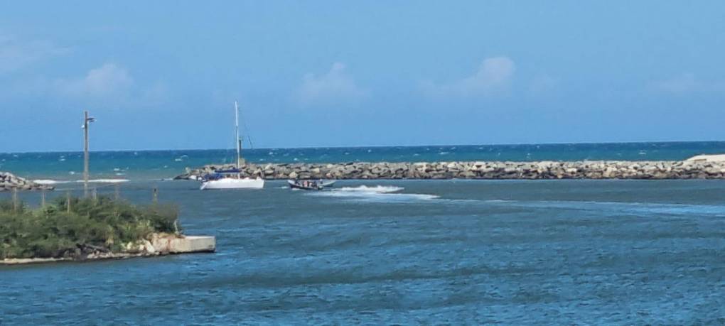 Se informó que estarán en La Ceiba hasta solucionar el problema mecánico de la embarcación. 