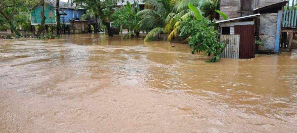 En el municipio de Rosita, que junto a Siuna y Bonanza forman el llamado Triángulo Minero, ubicados en el Caribe, se reportan ráfagas de vientos, y en Bonanza deslizamientos pequeños de tierra sin daños ni víctimas, según las autoridades.