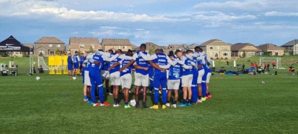 Bajo una temperatura de 10 grados,la selección de Honduras comenzó a pulir sus piezas para el choque de este ante Estados Unidos que dará inicio a las 5:30pm, horario hondureño. Foto Fenafuth.