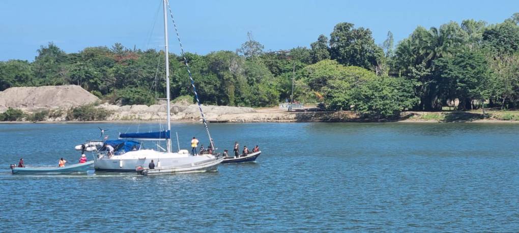 Un pequeño yate quedó a la deriva frente al muelle de cabotaje de La Ceiba, por fallas mecánicas. 