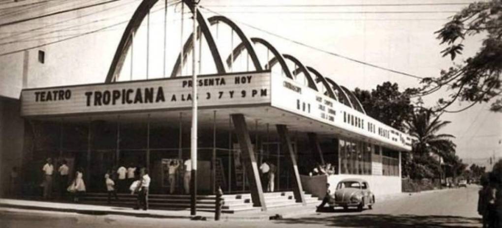 Foto de 1980 del Cine Tropicana que abrió sus puertas el 17 de abril de 1959. Fue el primero en tener aire acondicionado y una pantalla de 40 pies. Hoy ya no existe.