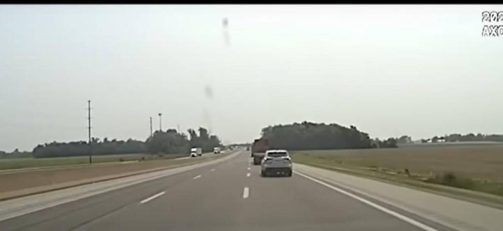 El suceso se registró el pasado 7 de junio, cuando un agente de la Patrulla de Caminos, vio un Toyota Highlander siguiendo muy cerca a otro vehículo en la autopista de peaje de Ohio cerca de la ruta estatal 53, en el municipio de Sandusky.