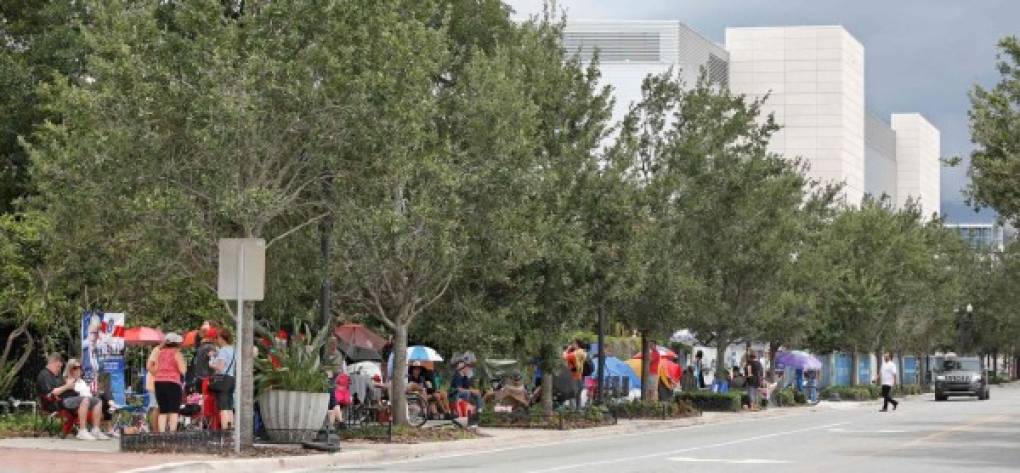 Dentro de carpas o sentados en sillas de playa, rodeados de banderas estadounidenses y con gorras y camisetas rojas con los lemas del presidente, sus seguidores aguardan a que se abran las puertas del Amway Center, donde tendrá lugar un mitin al que, según el propio Trump, han solicitado asistir más de 100,000 personas.