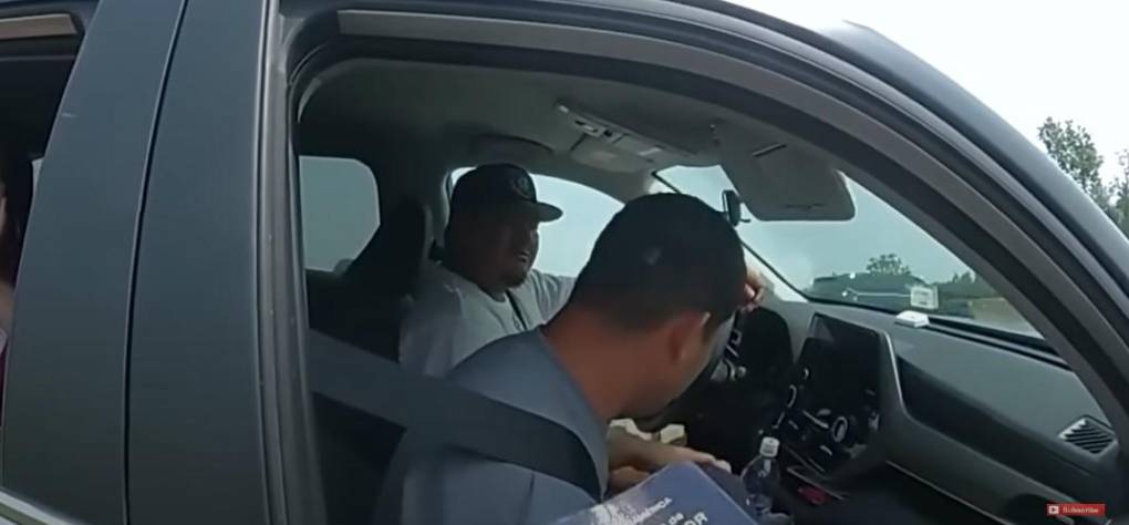 En el video, el patrullero se acerca al vehículo, que es conducido por Gabriel López, de 26 años. 