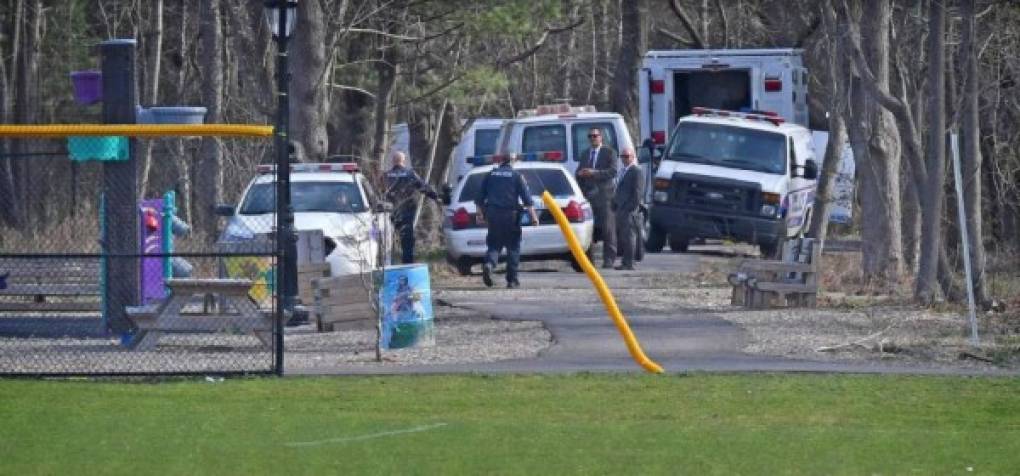 Mientras, una docena de pandilleros se reunieron en una zona boscosa detrás del parque donde discutieron el plan para asesinarles, distribuyeron las armas y esperaron hasta que las jóvenes les dejaran saber que habían llegado.