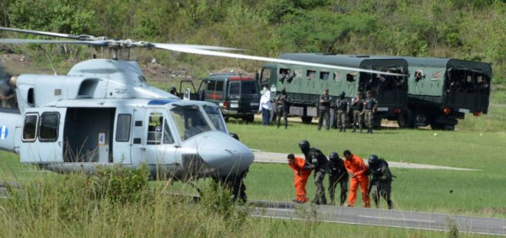 Unos 30 miembros de la pandilla 18 fueron trasladados por la Policía Militar de la penitenciaría Marco Aurelio Soto a otras prisiones de máxima seguridad. AFP