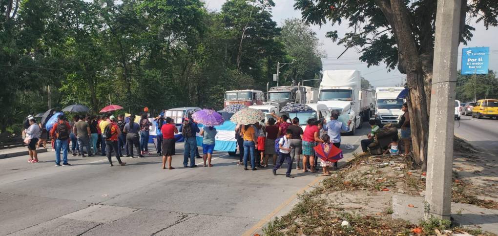 Maestros, desde horas tempranas de este miércoles, realizaron una protesta con toma de carretera, en el semáforo frente a la populosa colonia Fesitranh. 