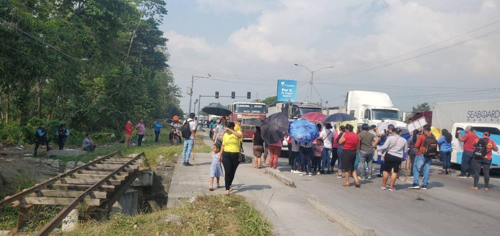 La acción de los docentes provocó la interrupción del paso vehicular de San Pedro Sula hacia Choloma y viceversa. 