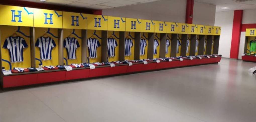 Brasil sorprendió a Honduras al colocar los colores de la Bicolor y la 'H' en el vestuario del estadio Beira-Río de Porto Alegre. Así de bonito lució el camerino catracho.