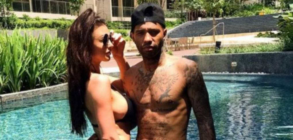 Según informa el diario The Sun, la chica y el futbolista Jermaine Pennant se encargan de realizar videos sexuales a cambio de una buena cantidad de dinero.