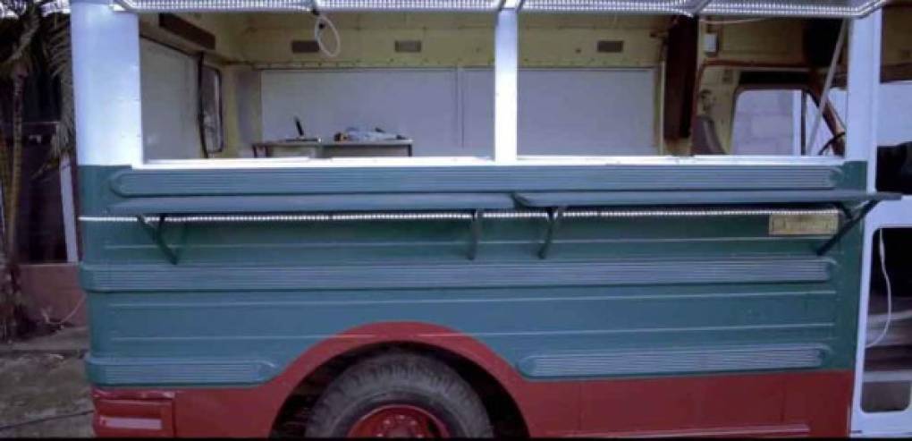 Al viejo autobús se le instalaron llantas nuevas. Se desarmó el interior por completo y por fuera recibió pintura.