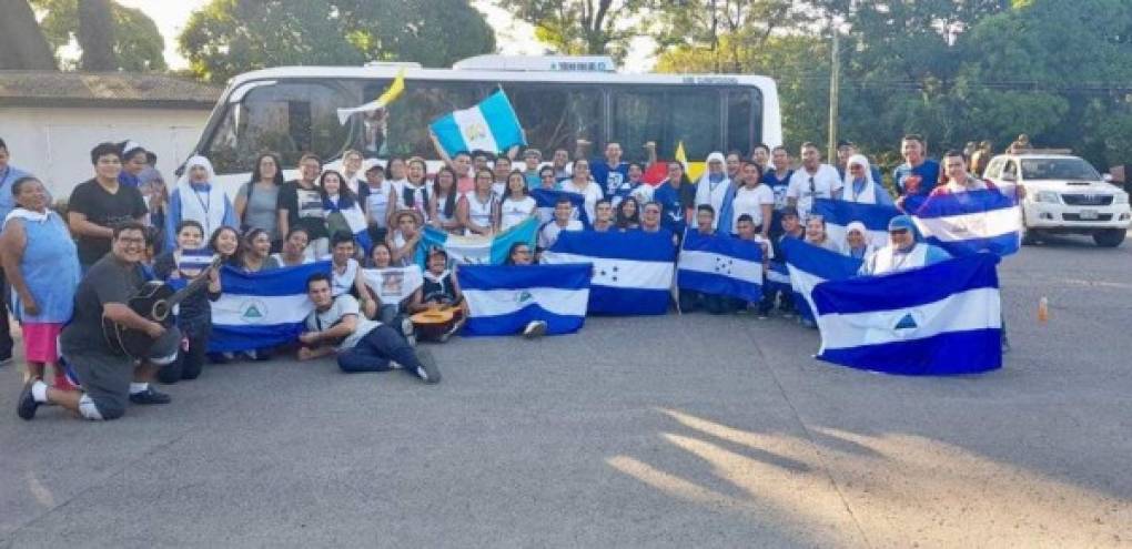 Miembros de la Arquidiócesis de Tegucigalpa posan a su llegada a Panamá.