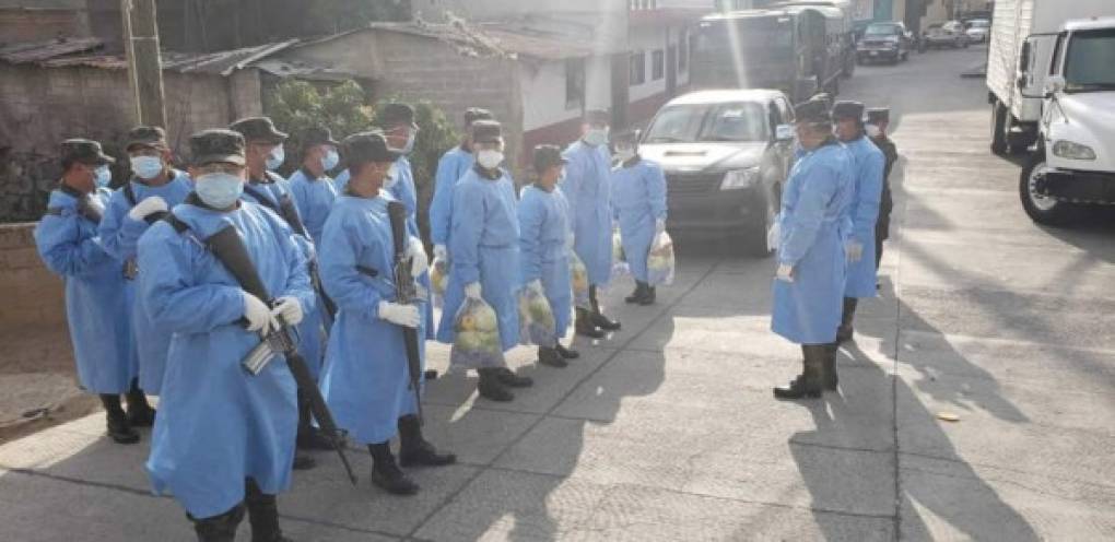 El personal de Fusina preparándose para brindar las donaciones a los pobladores de la colonia Lincoln.