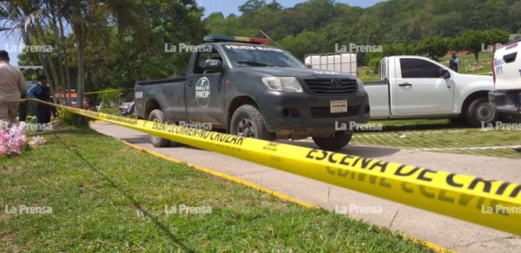 Uno de los cuerpos quedó en la cajuela de la camioneta en la que se conducían y la cual quedó perforada producto de la lluvia de balas, un segundo quedó en la parte de afuera y los otros dos en el asiento trasero.<br/>