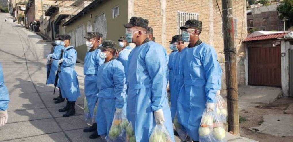 Las autoridades de la Fuerza de Seguridad Interinstitucional Nacional (Fusina) a través de del Primer Batallón de Infantería y el Comando de Operaciones Especiales COES, haciendo entrega de 215 raciones de alimentos a residentes de la colonia Abraham Lincoln y zonas aledañas.