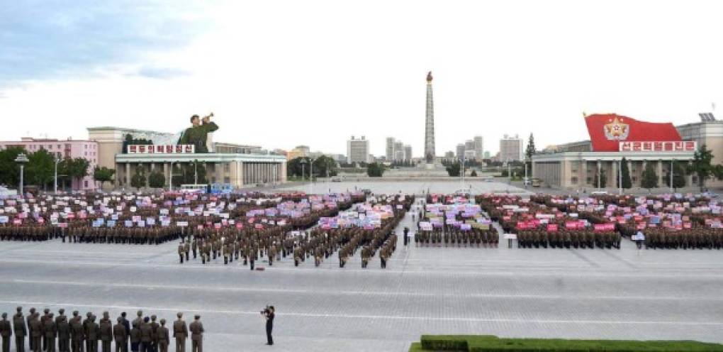 Los medios norcoreanos mostraron el miércoles una movilización de decenas de miles de ciudadanos que desfilaron por la plaza Kim Il-sung de Pyongyang portando pancartas en defensa del líder Kim Jong-un y en contra de las últimas sanciones de la ONU para castigar los recientes lanzamientos de misiles de Corea del Norte.<br/>