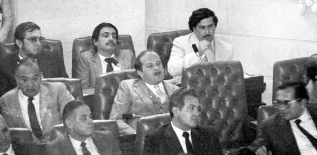 Tras el auge del cartel de Medellín, Escobar se convirtió en uno de los hombres más poderosas de Colombia y decidió ingresar a la política, siendo electo como diputado suplente en el Congreso en 1982.<br/><br/>Fue expulsado de su cargo tras revelarse el origen de su fortuna.