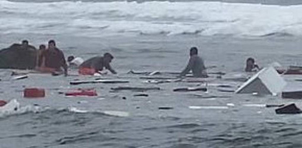 Los equipos de socorro respondieron sobre las 10.27 hora local (17.27 GMT) al aviso de una embarcación volcada y con más de 20 personas a bordo en Point Loma, cerca del parque nacional Cabrillo Monument, según los bomberos.