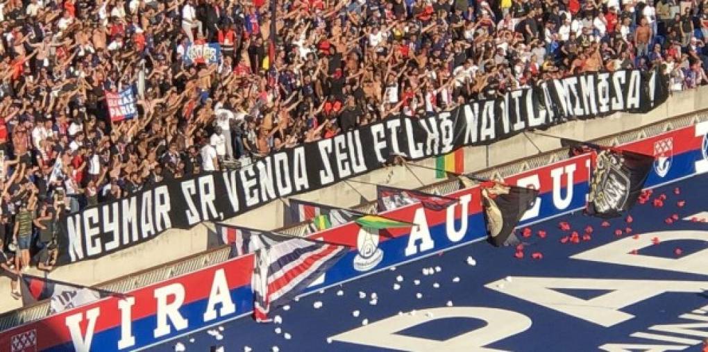 Los ultras del PSG dedicaron también pancartes para el padre de Neymar, presente en la tribuna, en la que le proponían vender a su hijo en un barrio de Brasil frecuentado por prostitutas.