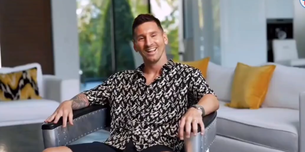 Durante la entrevista con Messi, se pudo ver al delantero muy sonriente y relajado, aunque algunas preguntas subidas de tono por parte de Migue no las quiso responder por vergüenza. El futbolista tocó temas personales y recordó su pasado por el PS. 