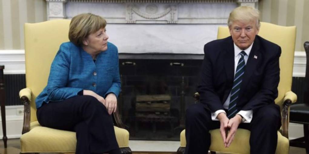 SIN SALUDO<br/>Con la canciller alemana, Ángela Merkel, Trump ni siquiera se atrevió a tenderle la mano. Algunos creen que se negó a saludarla, otros dicen que no la escuchó, ni siquiera cuando ella le preguntó si se daban la mano.