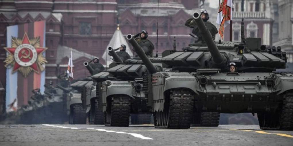 Miles de soldados y cientos de vehículos militares formaron parte de la espectacular parada militar realizada, como manda la tradición, en la Plaza Roja de Moscú.
