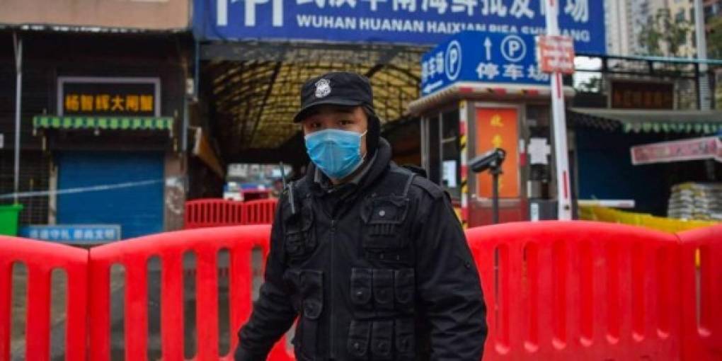 This photo taken on April 15, 2020 shows venders wearing face masks at the Wuhan Baishazhou Market in Wuhan in China's central Hubei province. - China's 'wet' markets have gained a bad international reputation as the coronavirus roiling the world is believed to have been born in stalls selling live game in Wuhan late last year. (Photo by Hector RETAMAL / AFP) / TO GO WITH Health-virus-China,SCENE by Jing Xuan Teng
