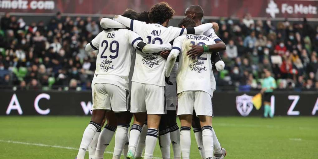 Alberth Elis siendo felicitado por sus compañeros tras marcar el primer gol del partido en Metz.