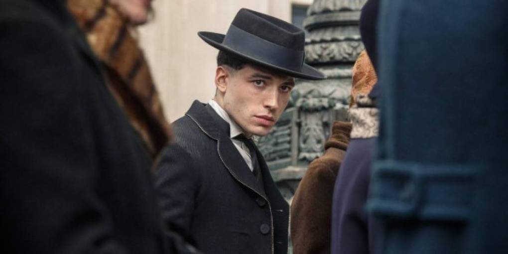 Credence Barebone / Ezra Miller<br/><br/>Credence en la segunda parte haciendo “una aparición misteriosa” y más tarde cuando lo vimos en la primera imagen promocional se despejaron todas las dudas sobre si finalmente Credence había sobrevivido o no.<br/><br/>Pues si sobrevivió y es pieza clave para el desarrollo del mal junto a Grindelwald. <br/><br/>Credence fue un niño mago que nació en el seno de una familia mágica. Su madre biológica era bruja y de su padre no tenemos datos. En algún momento de su infancia fue adoptado por Mary Lou Barebone la líder radical de la Sociedad Filantrópica Nuevo Salem un grupo de No-Majs con ideología anti mágica que existió durante los años veinte en Nueva York.<br/><br/>Mary Lou odiaba a la madre de Credence por su condición y trató de inculcar en Credence estas ideas de odio a la magia y a los que la practicaban de forma muy estricta. Mary Lou además, vigilaba cada paso de Credence y lo castigaba duramente cuando no seguía sus órdenes.