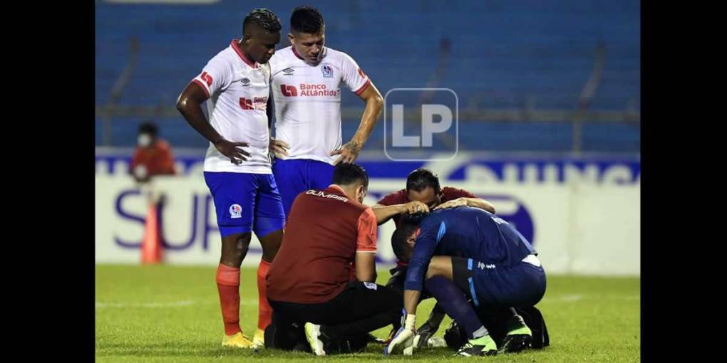 Edrick Menjívar se lesionó en el primer cuarto de hora del juego y recibió asistencia médica en el campo.