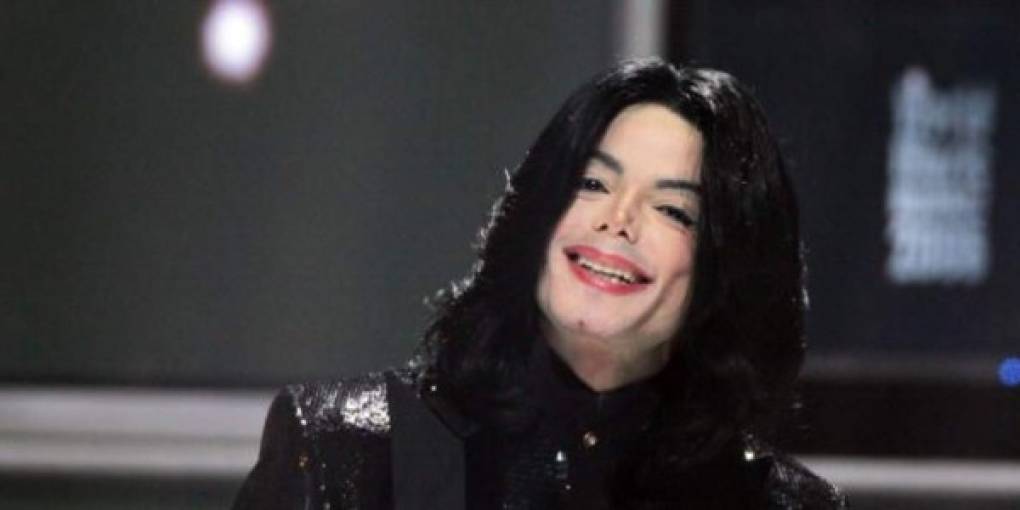 Michael Jackson<br/>El 25 de junio de 2009, el rey del pop sufrió un paro respiratorio en su mansión alquilada de Holmby Hills. De acuerdo con el informe médico, Jackson falleció por una 'intoxicación aguda de propofol', un fuerte anestésico de corta duración. En su cuerpo, incluso, se encontraron varias pastillas en estado parcial de desintegración.<br/>