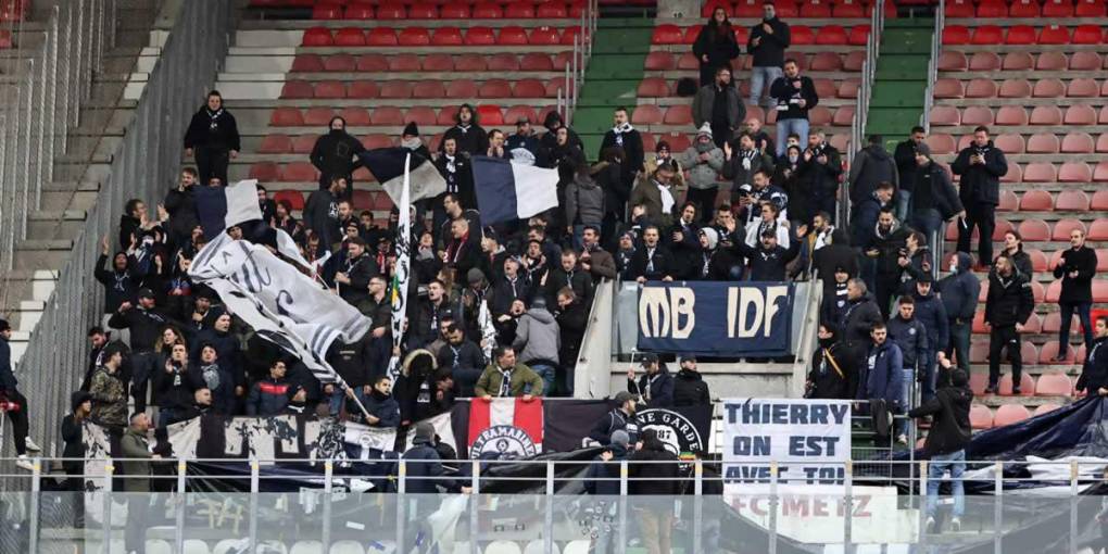 Decenas de aficionados del Girondins de Burdeos se desplazaron al estadio del Metz para apoyar al equipo en esta jornada 14 de la Ligue 1.