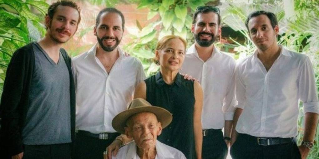 Familia<br/><br/>Nayib Bukele tiene 4 hermanos, y todos están involucrados en la política Salvadoreña.<br/><br/>Yamil Bukele, quién es un famoso basketbolista retirado, ocupa el cargo de Vicepresidente de FIBA de Las Américas.<br/><br/>Sus otros hermanos son Ibraim Bukele, Yusef Bukele y Karim Bukele.