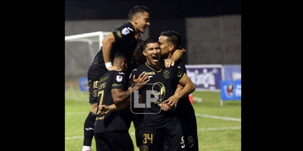El festejo de los jugadores de Motagua tras el primer gol de Kevin López frente a la UPN.