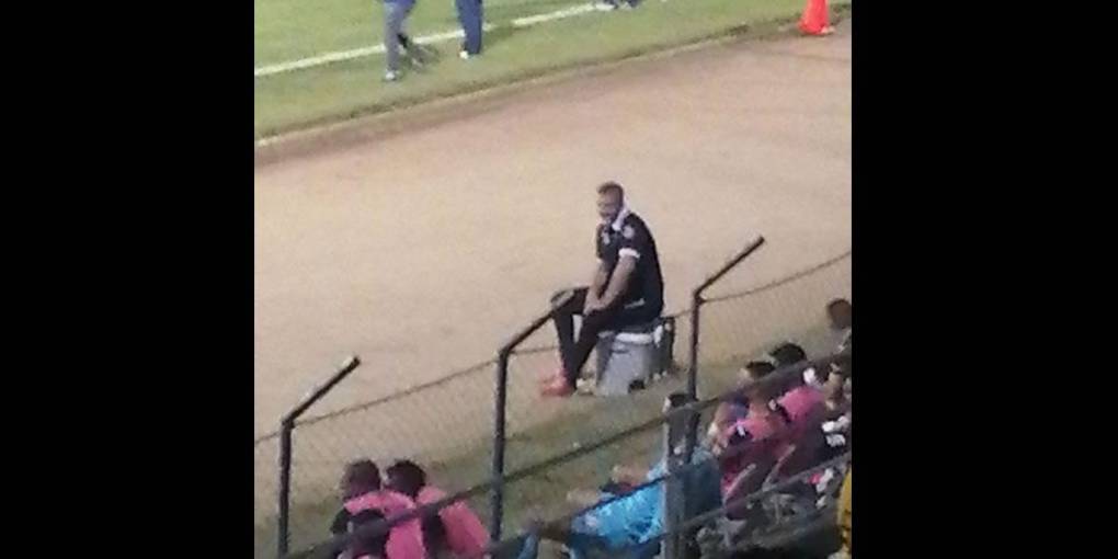 Diego Vázquez fue fotografiado así en el estadio Marcelo Tinoco de Danlí. El entrenador de Motagua no quiso estar en el dugout y se sentó en una hielera a lo Marcelo Bielsa durante el partido ante la UPN.