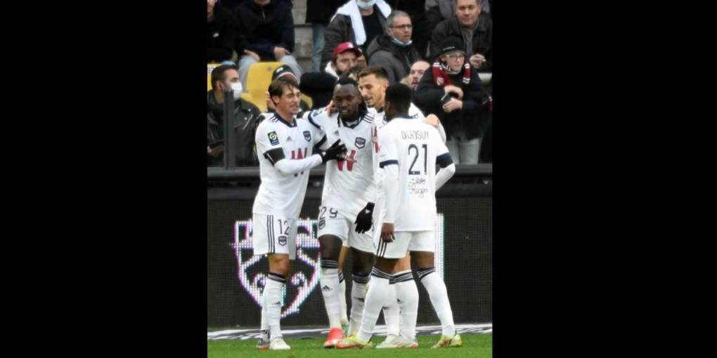 Alberth Elis siendo felicitado por sus compañeros tras marcar el primer gol del partido en Metz.