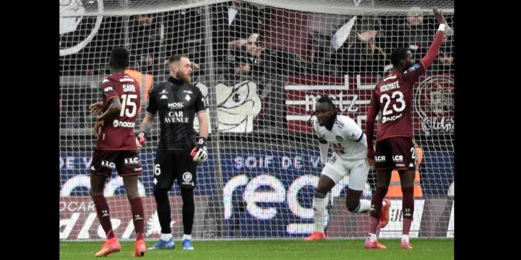 El goleador catracho se levantó y empezó la celebración de su tercer gol en la Liga francesa.