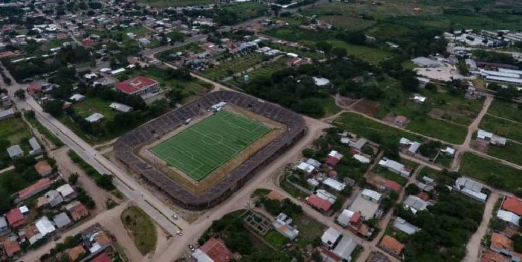 En su primera etapa de la remodelación se ha colocado el engramado sintético del terreno de juego.