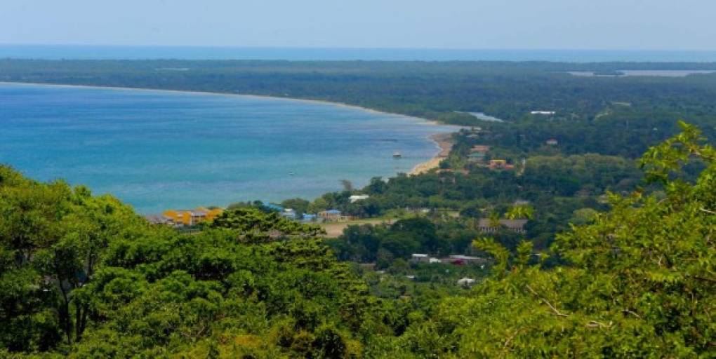 Vista panorámica de la Bahía de Trujillo desde uno de los puntos más altos de la ciudad.