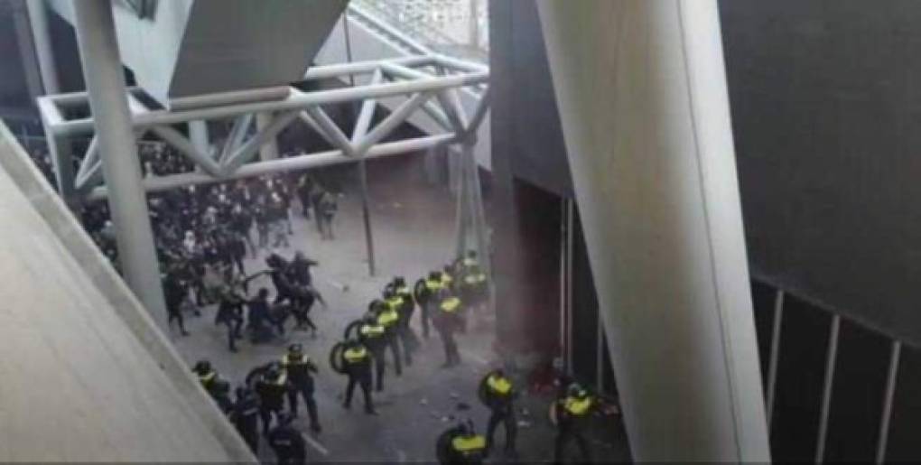 Los 'ultras' locales arrojaron bengalas, piedras y tachos de basura mientras que las fuerzas de seguridad respondieron con camiones hidrantes.