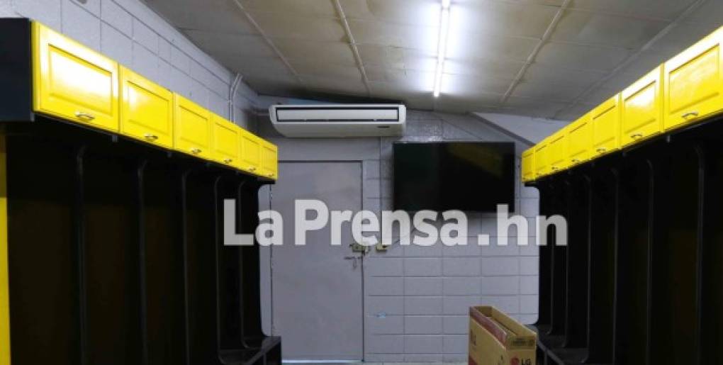 Y este es el camerino que usará la Selección de Costa Rica, ha sido remodelado con aire acondicionado más un TV. Además de que ahora los jugadores podrán poner sus implementos deportivos .