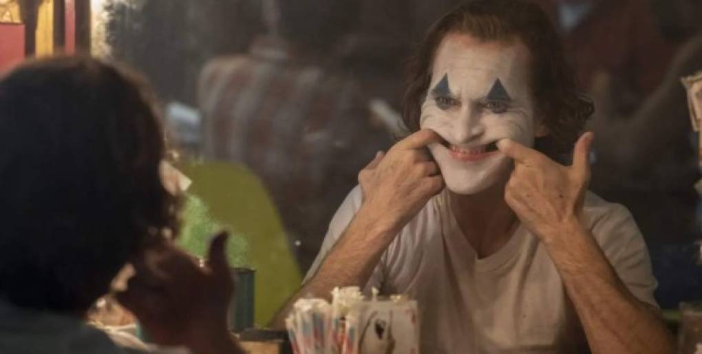 The Joker podría darle a Joaquin Phoenix su primer Óscar; la actuación del actor como el famoso villano en una situación que nunca ha sido vista hasta ahora ha sido alabada por la crítica poniéndolo entre los candidatos favoritos al Óscar.<br/><br/>Hasta ahora el Joker ya ganó reconocimiento entre los premios del cine al ser el primer filme de superhéroes presentado en el Festival de Venecia, donde ganó el León de Oro a mejor película.<br/>