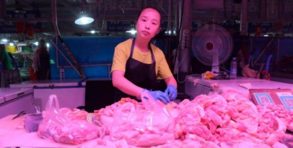 Las autoridades chinas anunciaron el jueves haber encontrado partículas del virus durante un control rutinario en alitas de pollo congeladas procedentes de Brasil y en envoltorios de gambas importadas desde Ecuador.