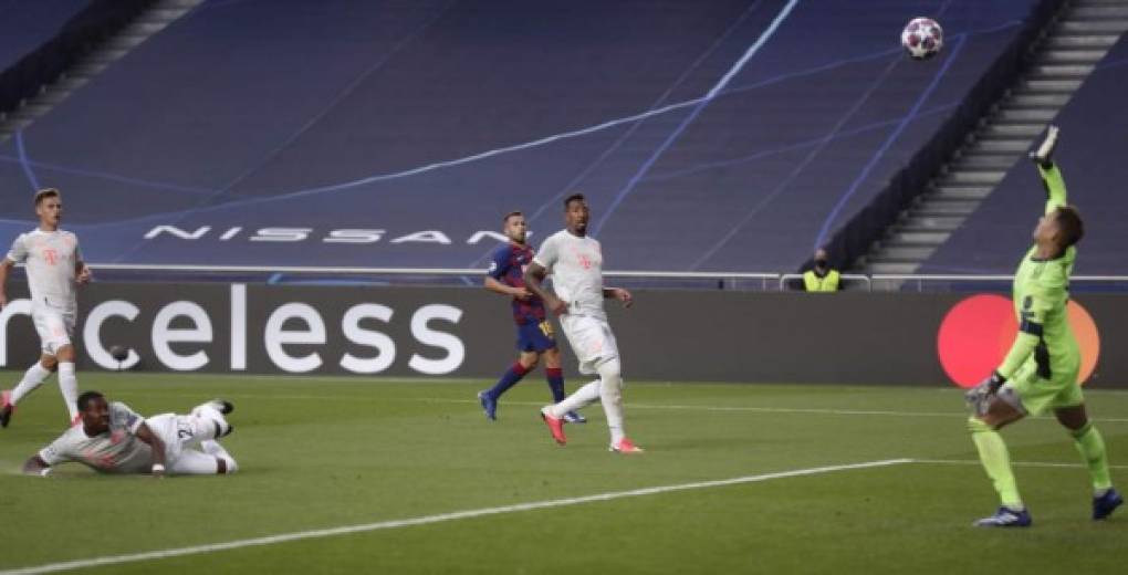 Barcelona empató el partido 1-1 con este autogol de David Alaba. Manuel Neuer no pudo detener el disparo.