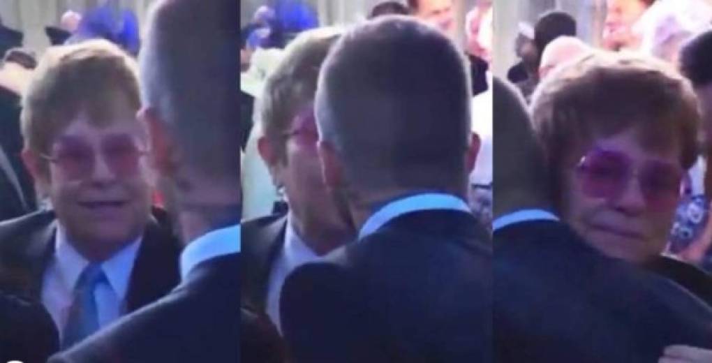 Varios medios internacionales difundieron imágenes de Elton John y David Beckham dándose un beso en la boca.
