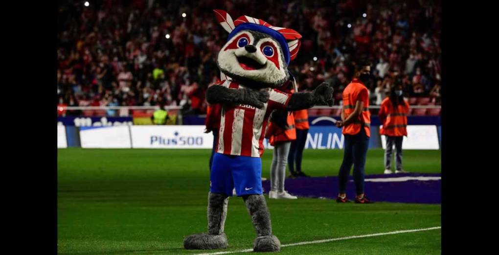 “Indi”, la mascota del Atlético de Madrid animando a los aficionados previo al partido.