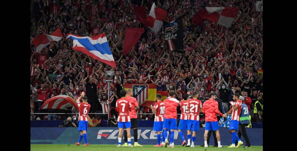 Los jugadores del Atlético agradecieron a sus aficionados el apoyo y celebraron el triunfo.